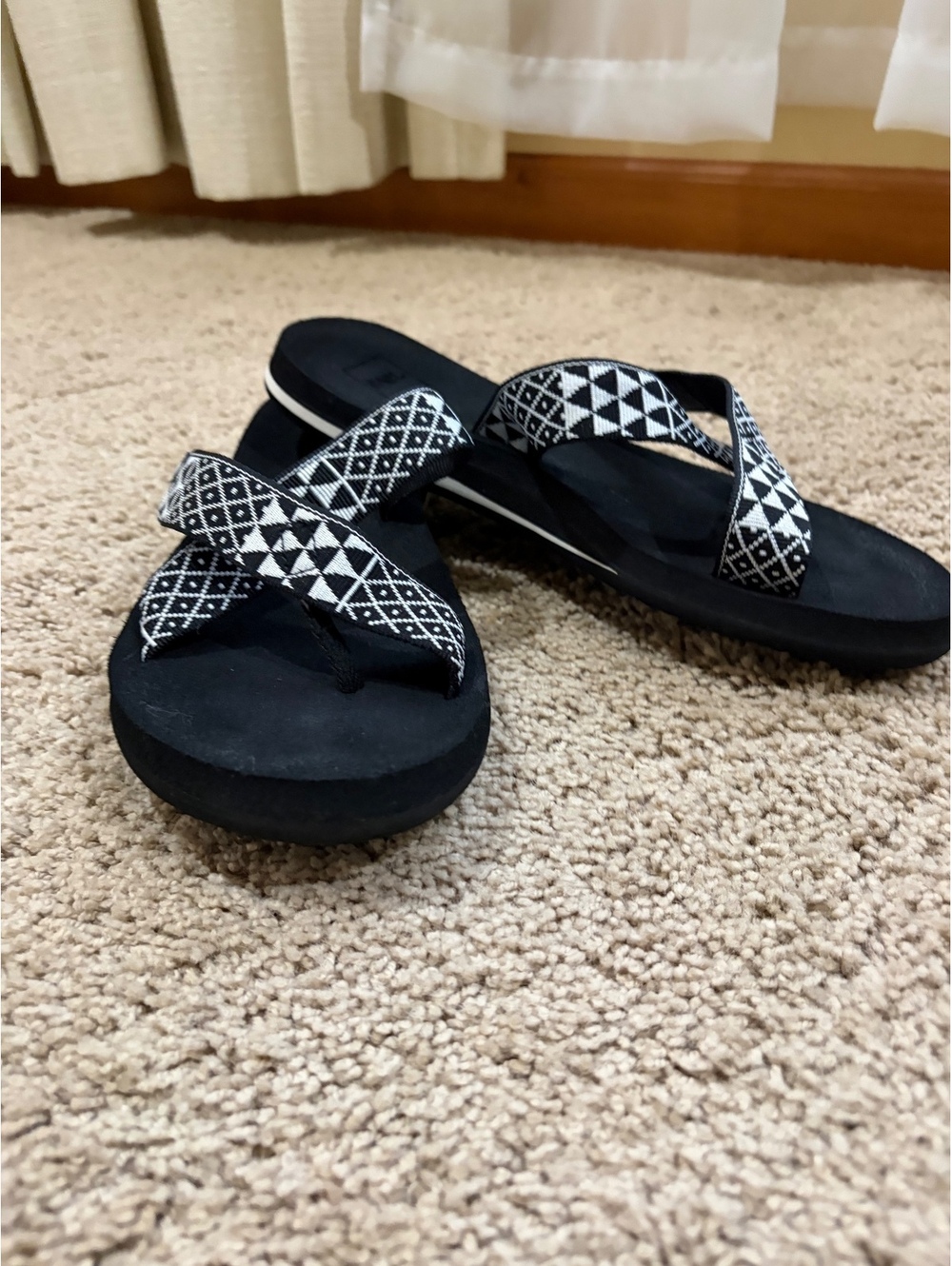 pair of black  white women's Teva Mush Kalea sandals flip flop Size 9